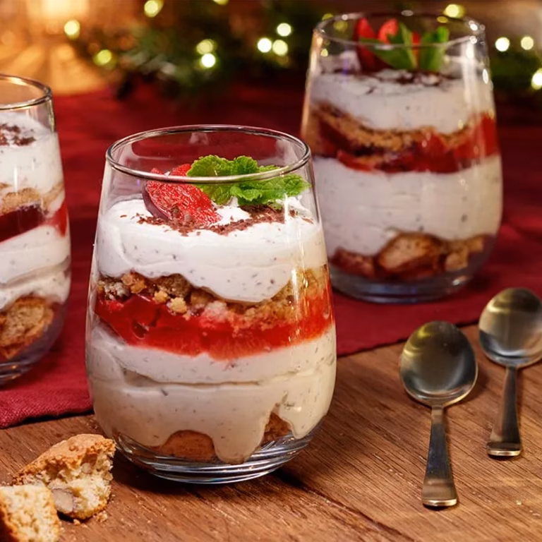 Trifle z kremem stracciatella i śliwkami w czerwonym winie