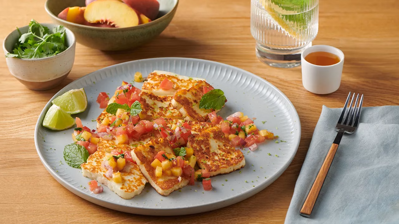 Halloumi z salsą pomidorowo-brzoskwiniową