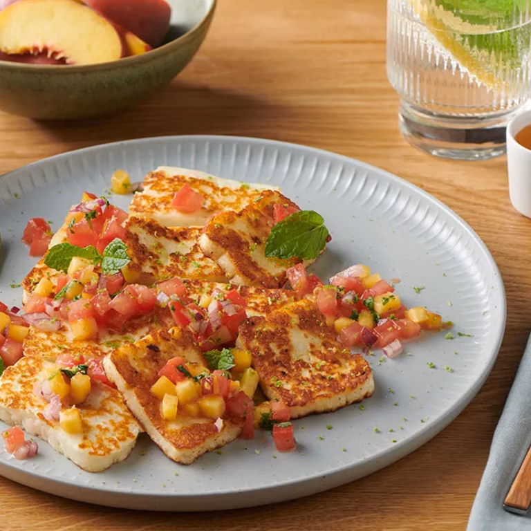 Halloumi z salsą pomidorowo-brzoskwiniową