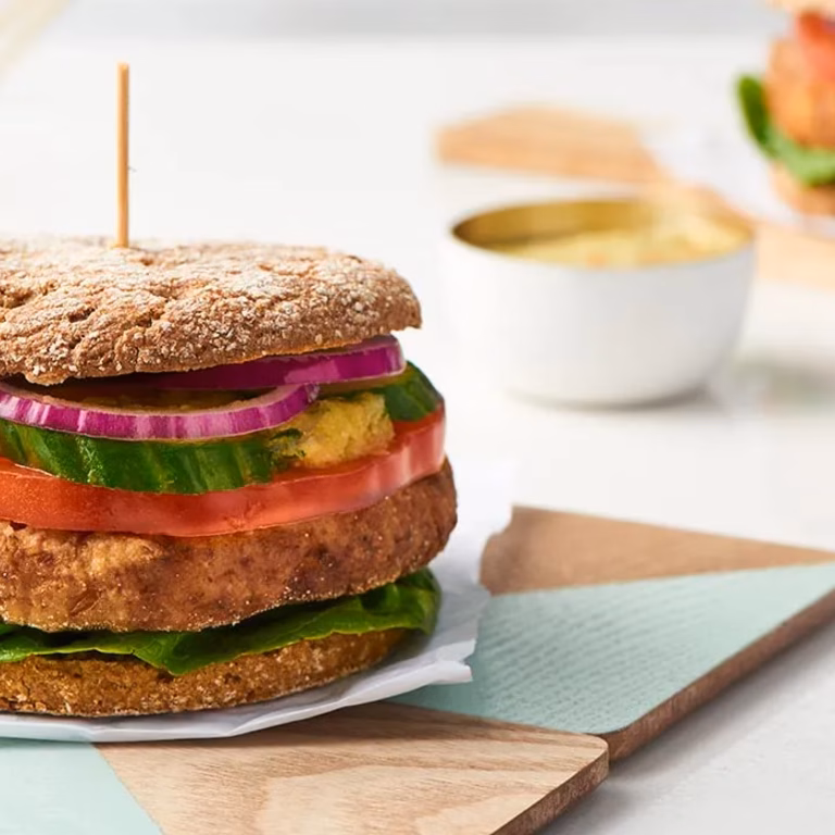 Burger z cieciorki z dipem ananasowym