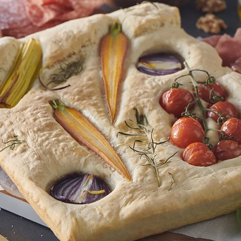 Focaccia na desce serów i wędlin