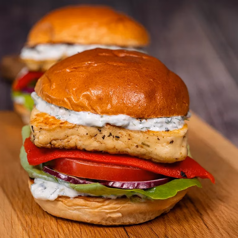Burgery z halloumi i sosem tzatziki