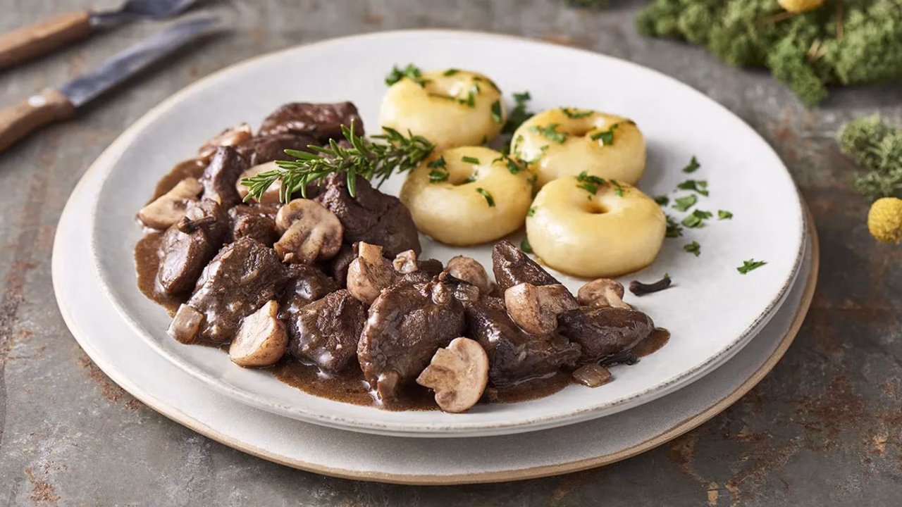 Gulasz z sarny z kluskami śląskimi