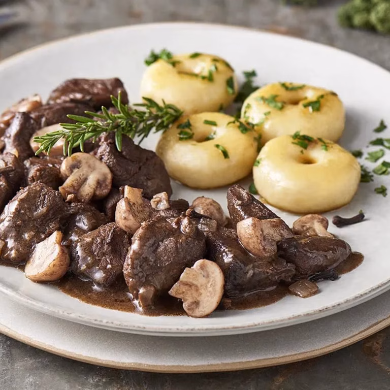Gulasz z sarny z kluskami śląskimi