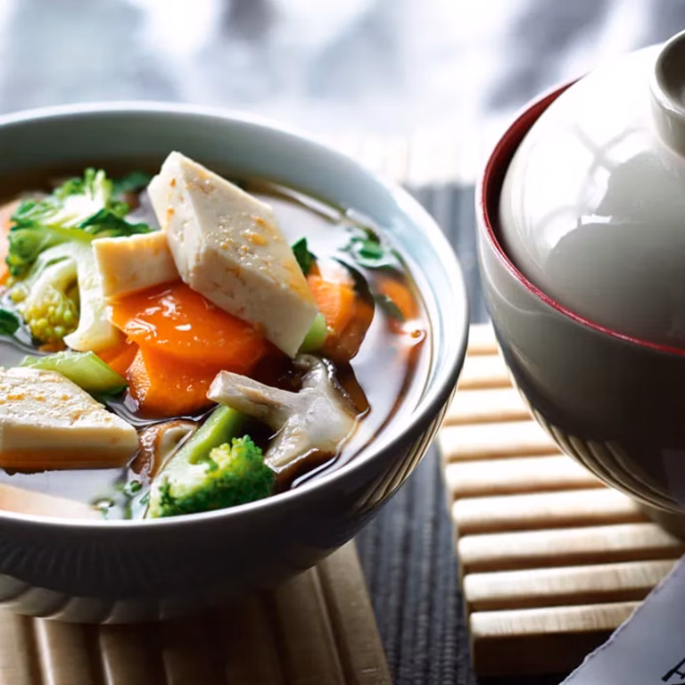 Zupa miso z warzywami i tofu