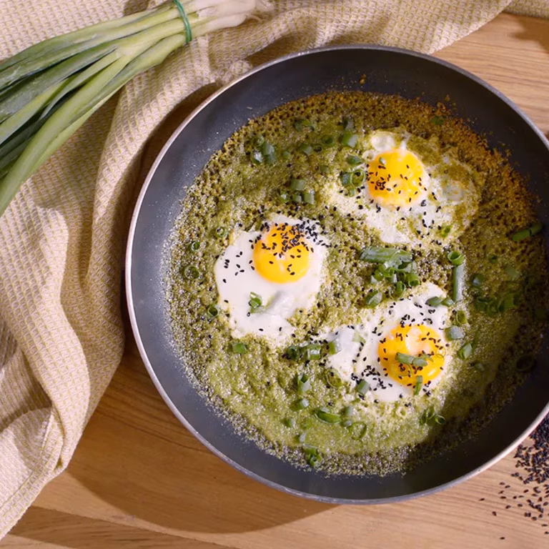 Pesto eggs – jajka sadzone na domowym pesto