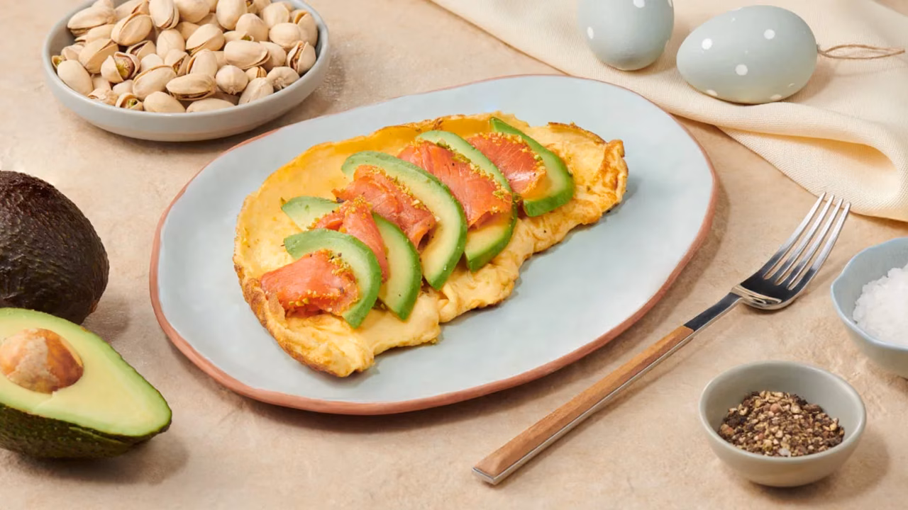Omlet z wędzonym łososiem z pistacjami