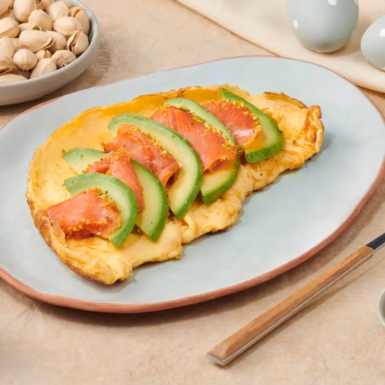 Omlet z wędzonym łososiem z pistacjami