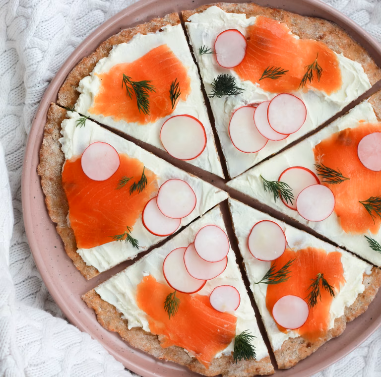 Śniadaniowa pizza z serka wiejskiego