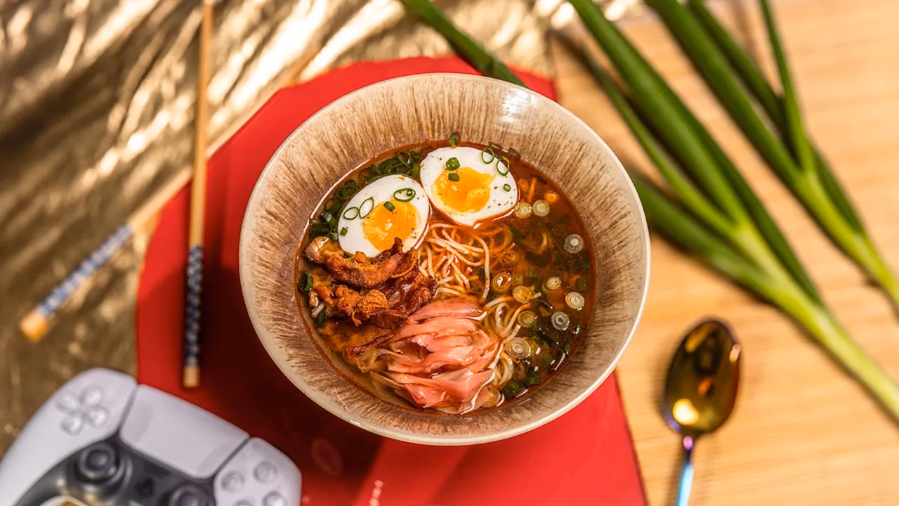Prosty ramen Jokera z boczkiem, marynowanym imbirem i jajkiem