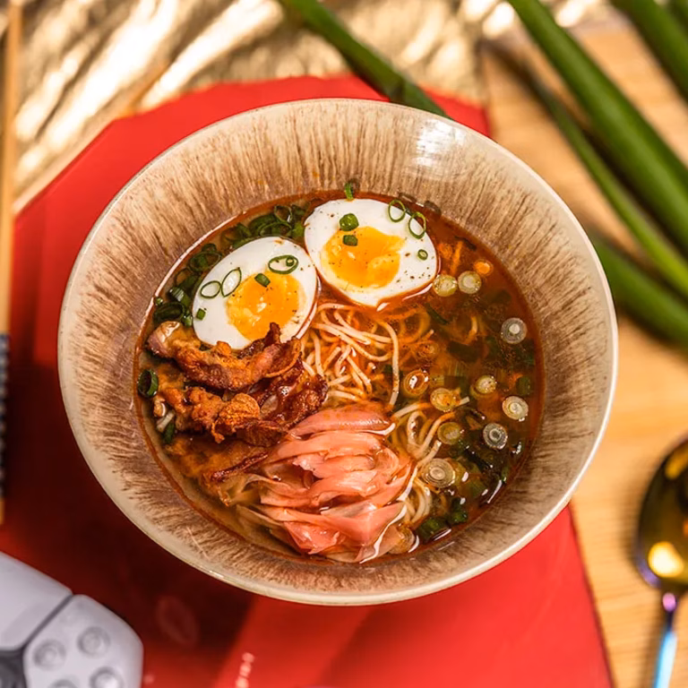 Prosty ramen Jokera z boczkiem, marynowanym imbirem i jajkiem