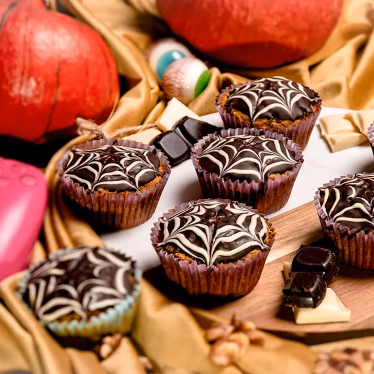 Muffiny marchewkowe z orzechami i pajęczą siecią