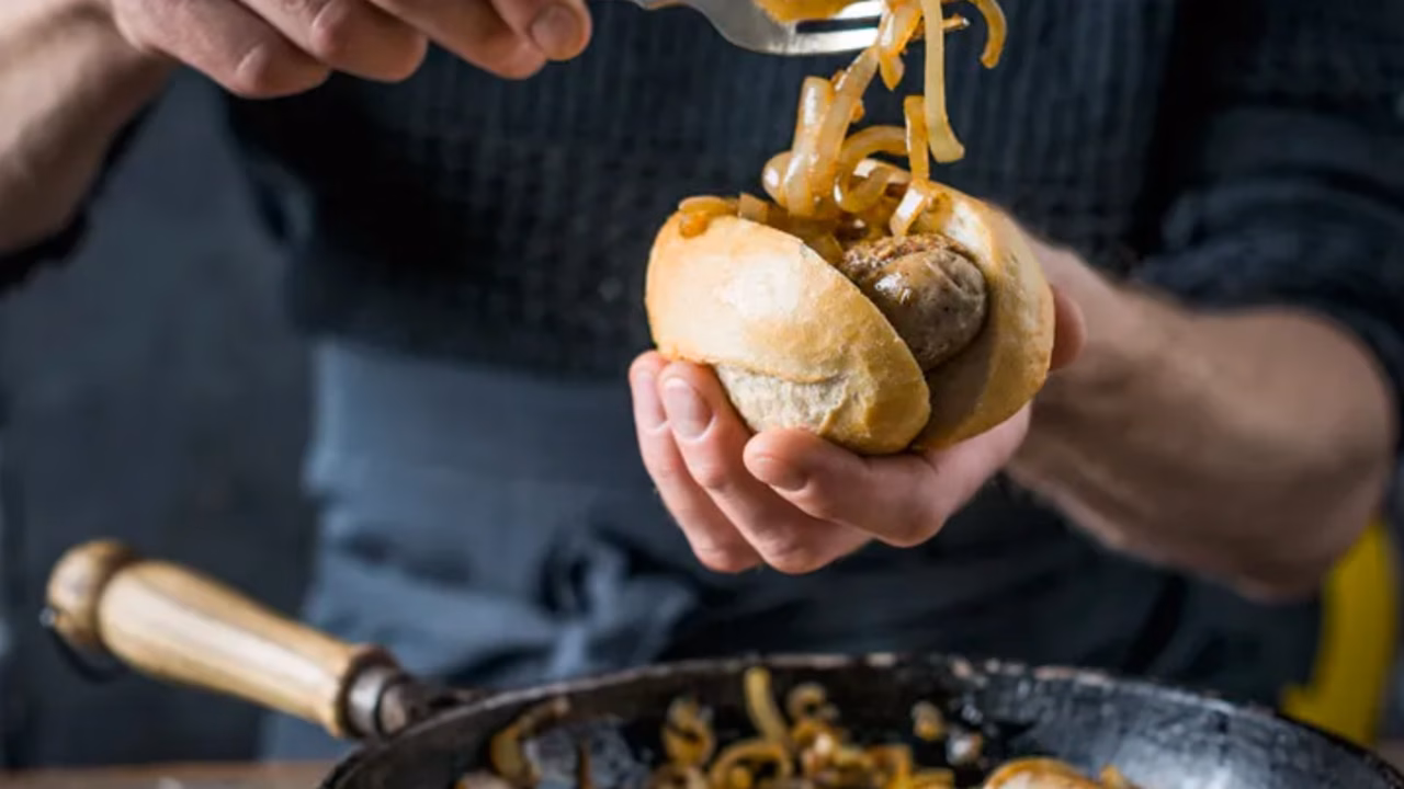 Domowe hot-dogi z białych kiełbasek
