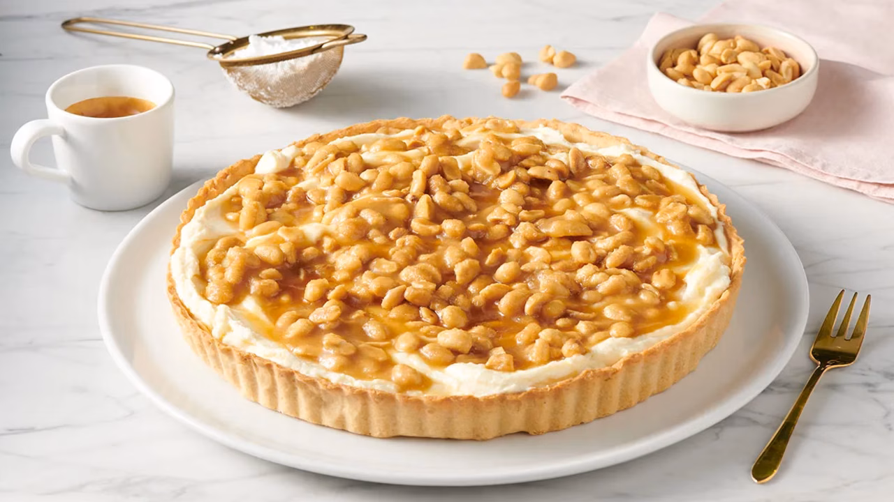 Tarta z kremem śmietankowym i orzeszkami w solonym karmelu