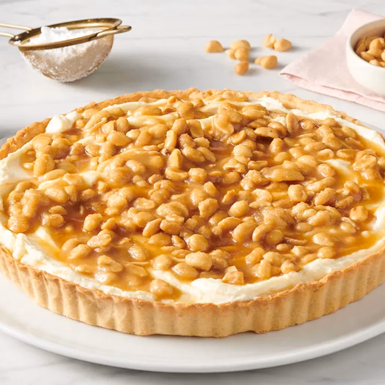 Tarta z kremem śmietankowym i orzeszkami w solonym karmelu