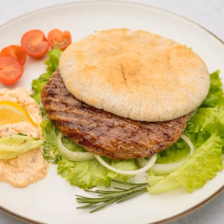 Pljeskavica — bałkańskie grillowane mielone
