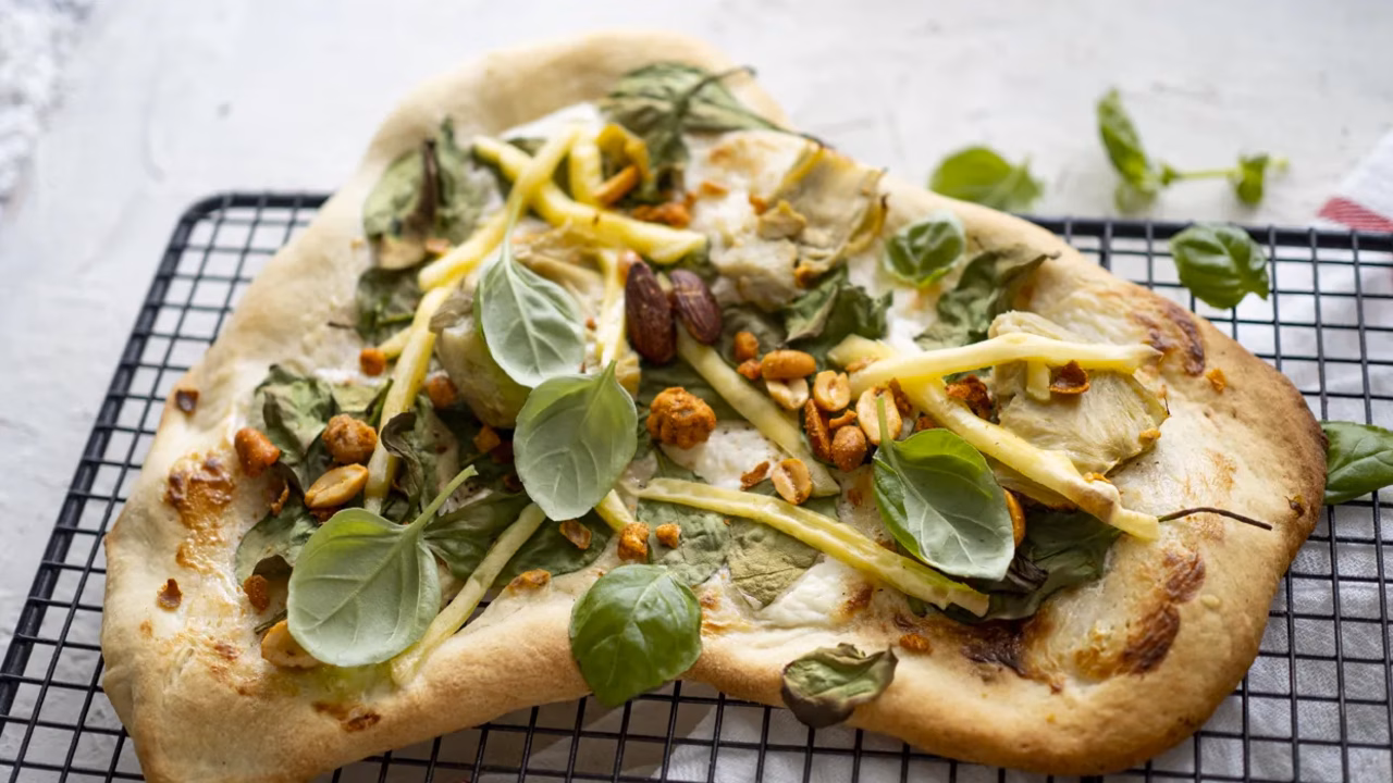 Wegańska pizza z grilla z karczochami i szpinakiem