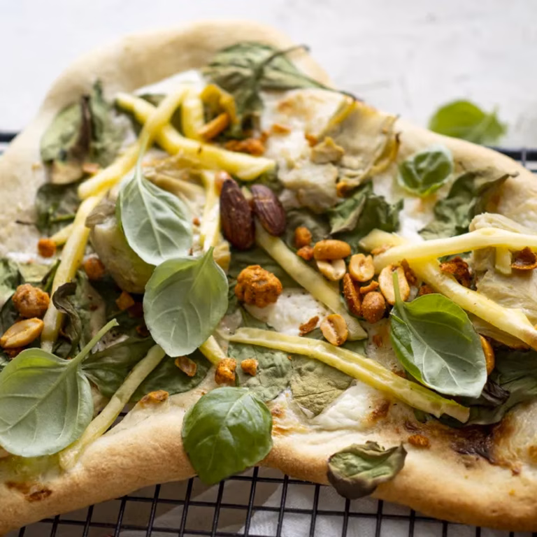 Wegańska pizza z grilla z karczochami i szpinakiem