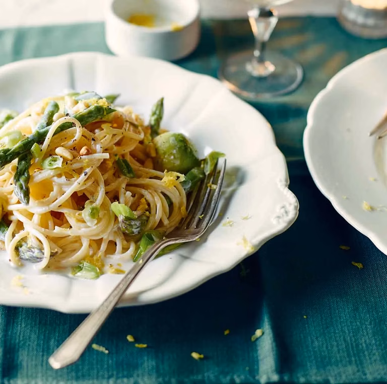Spaghetti ze szparagami w sosie cytrynowym