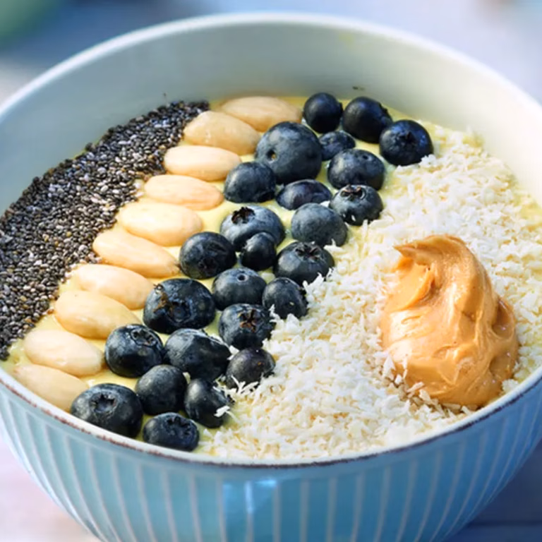 Smoothie bowl z mango i bananów