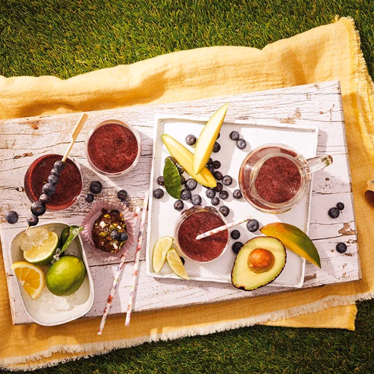 Smoothie z borówek, mango i awokado