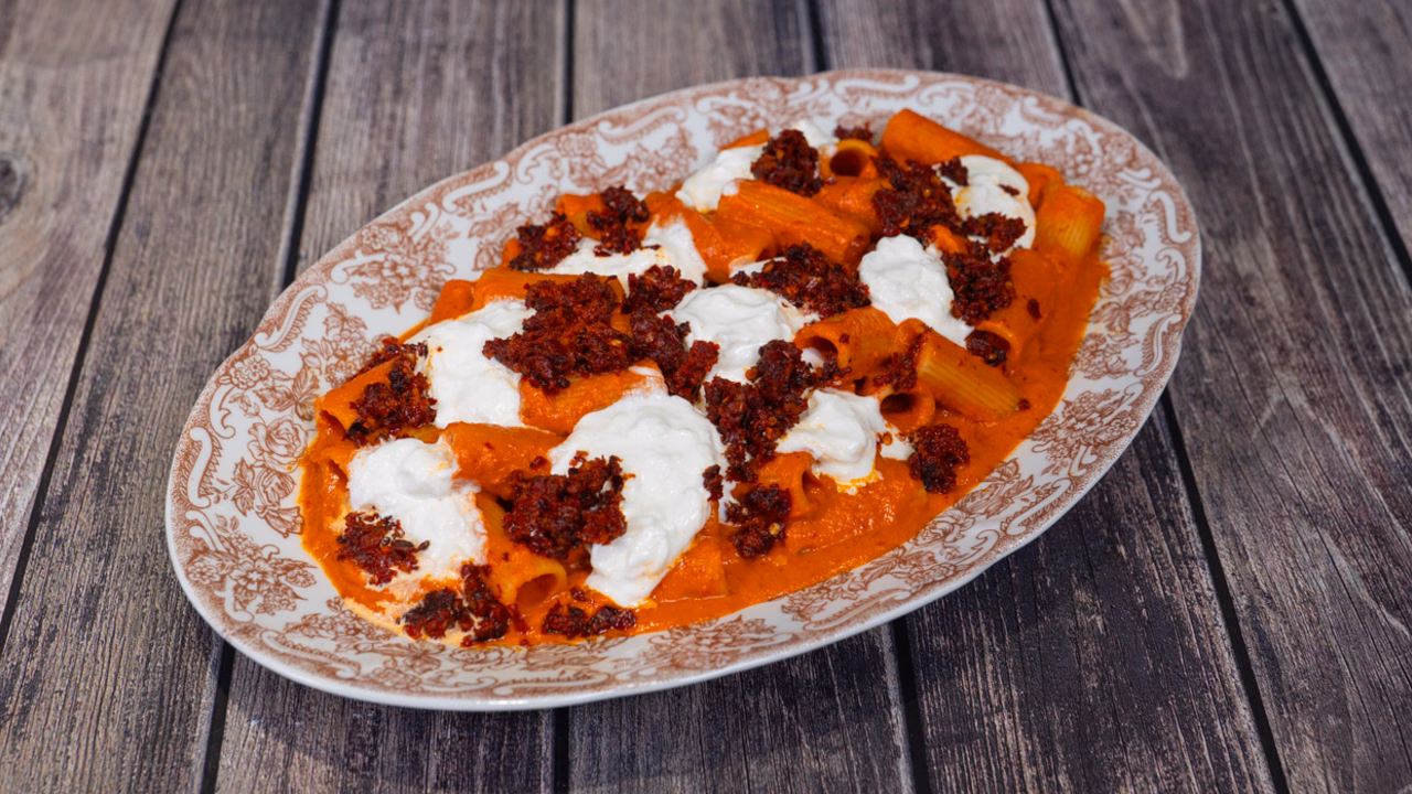 Rigatoni z sosem i burratą