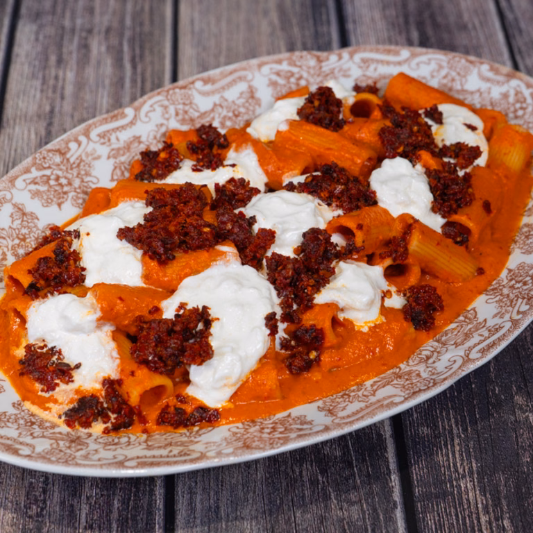Rigatoni z sosem i burratą