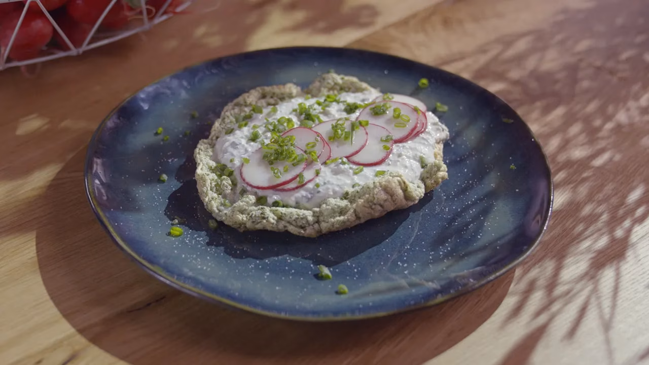 Zielony omlet z białek i puszysty twarożek