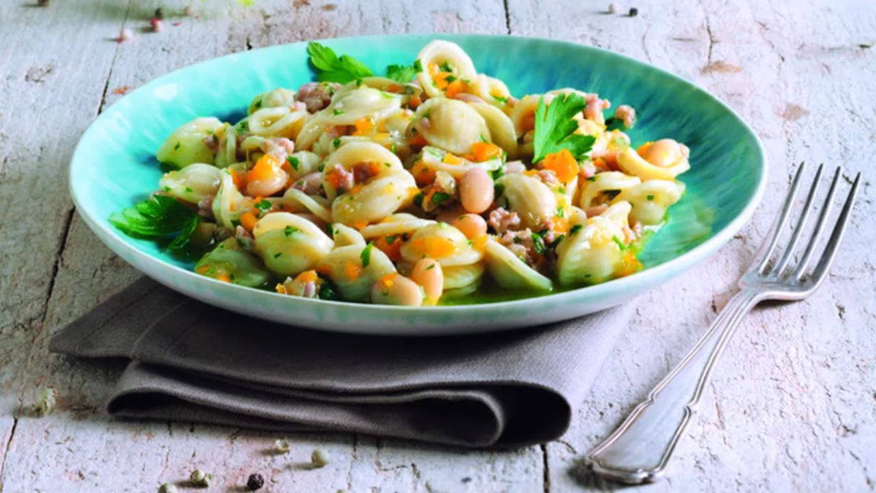 Makaron z kiełbasą i fasolą (one-pot)