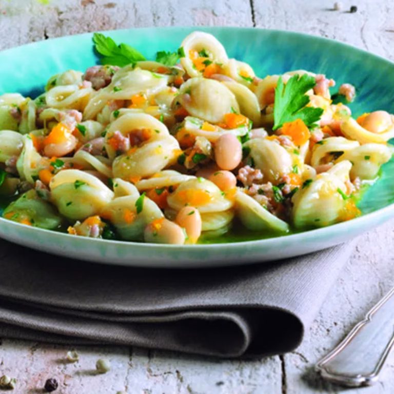 Makaron z kiełbasą i fasolą (one-pot)