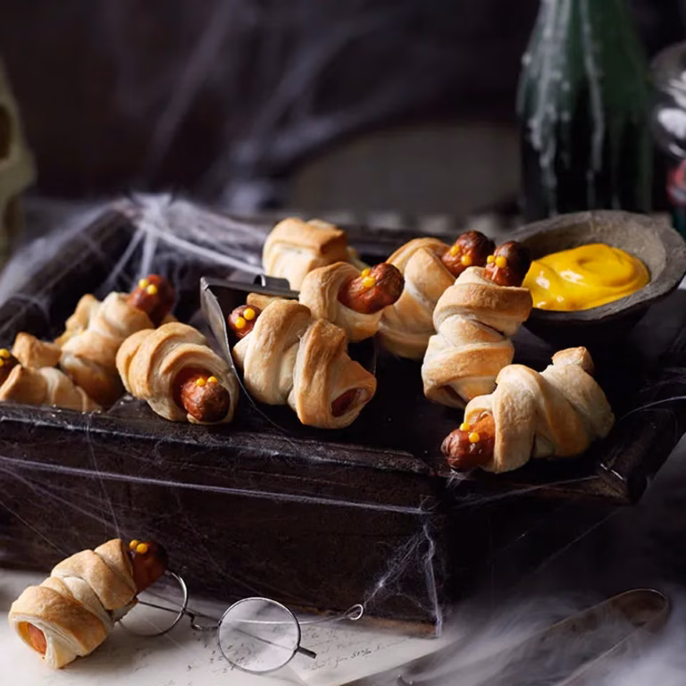 Halloweenowe parówki w cieście francuskim
