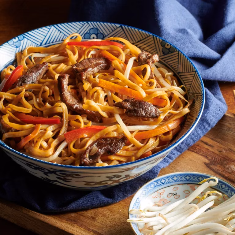 Makaron chow mein z wołowiną