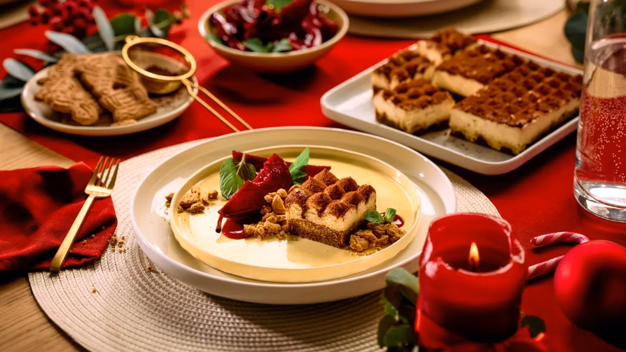 Tiramisu z gruszką w czerwonym winie i kruszonką korzenną