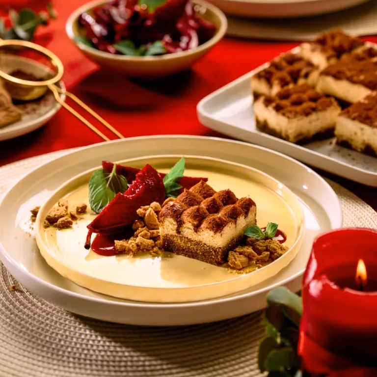 Tiramisu z gruszką w czerwonym winie i kruszonką korzenną