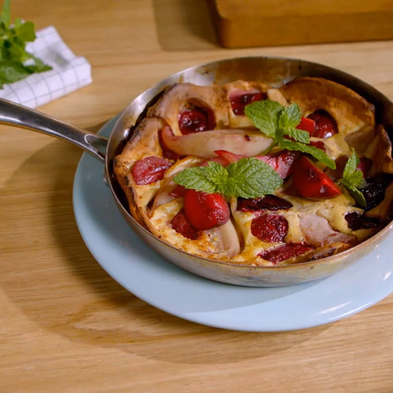 Dutch baby z gruszkami i śliwkami