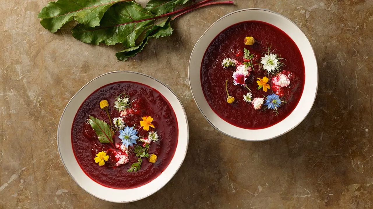 Krem z buraka z wędzonym twarogiem i wędzoną śliwką