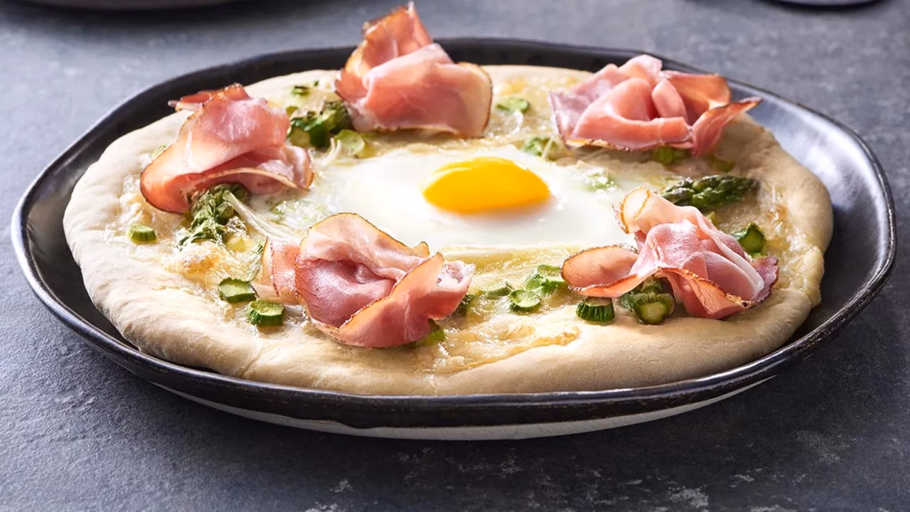 Pizza z jajkiem i szparagami