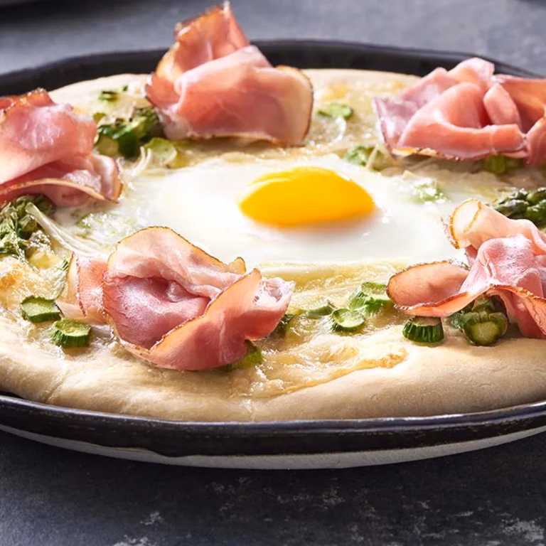Pizza z jajkiem i szparagami