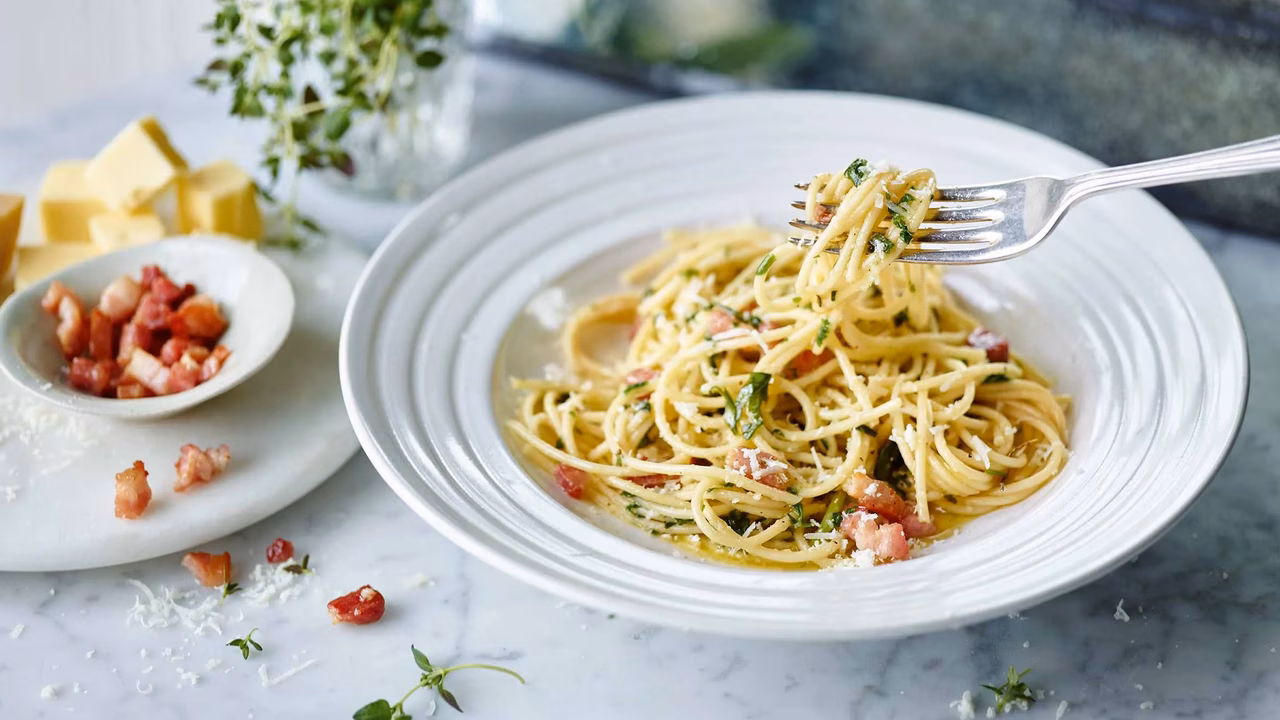 Spaghetti z masłem ziołowym i boczkiem