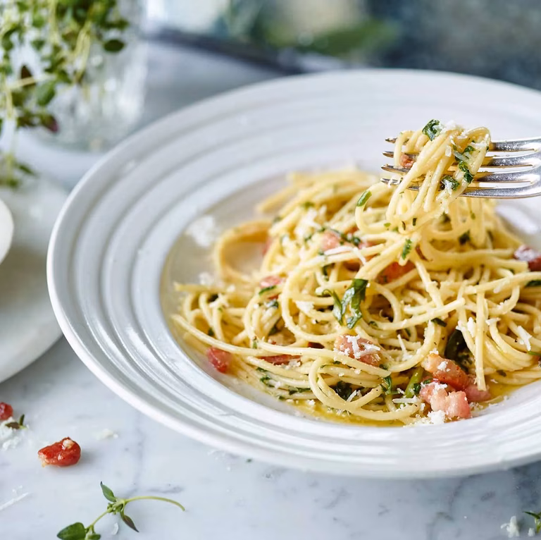 Spaghetti z masłem ziołowym i boczkiem