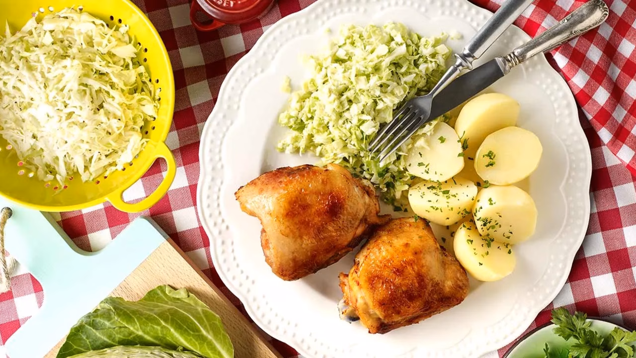 Pieczone udka z ziemniakami i białą kapustą