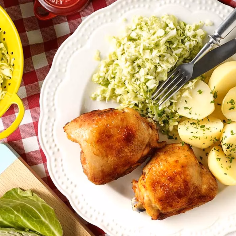 Pieczone udka z ziemniakami i białą kapustą