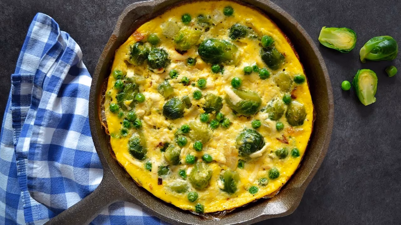 Frittata z brukselką i groszkiem