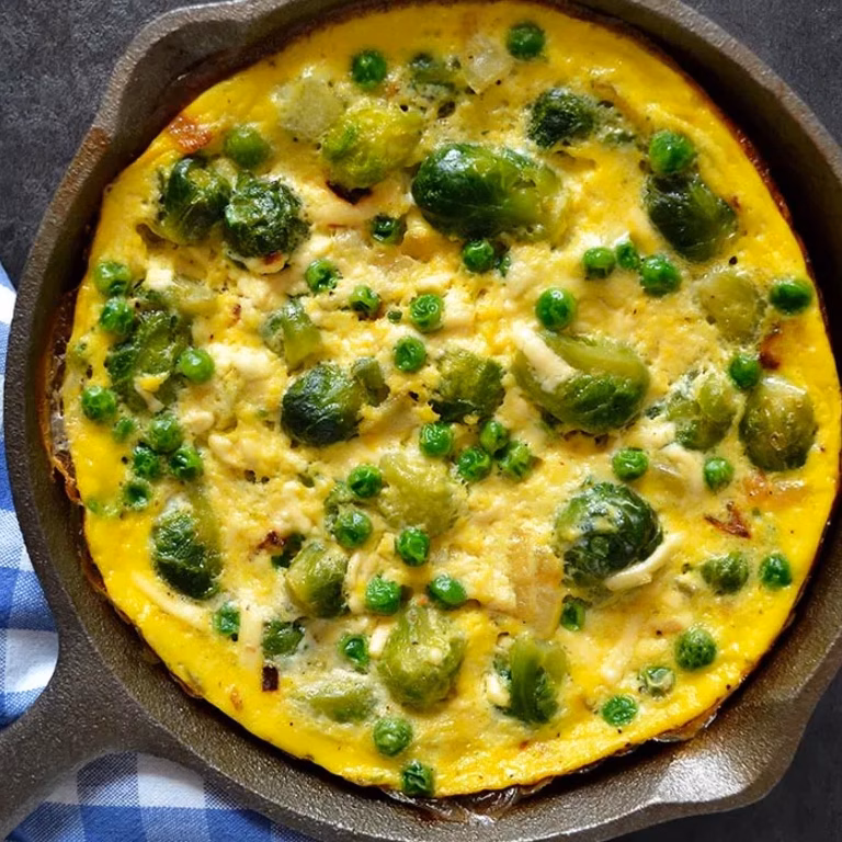 Frittata z brukselką i groszkiem