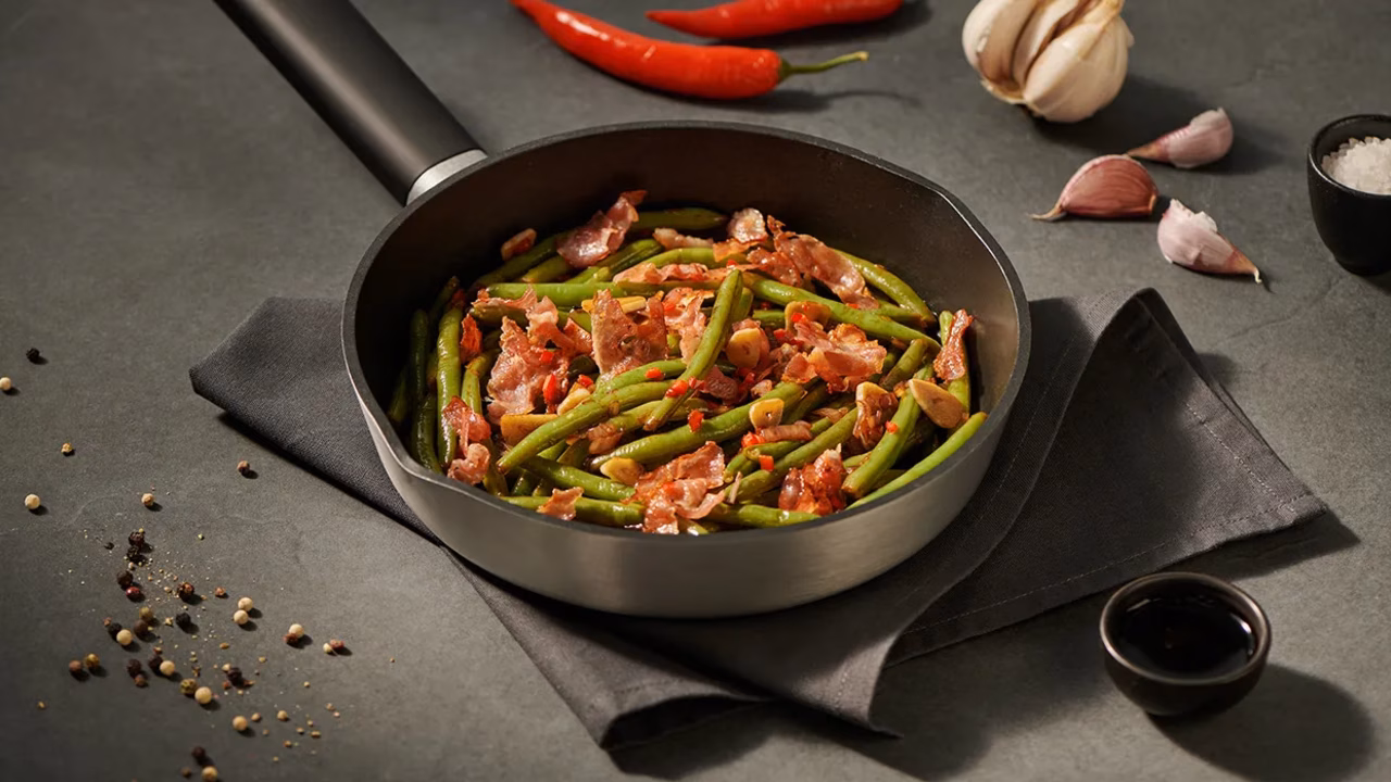 Chrupiąca fasolka szparagowa z chrupiącym boczkiem, chili, sojowym sosem i octem balsamicznym