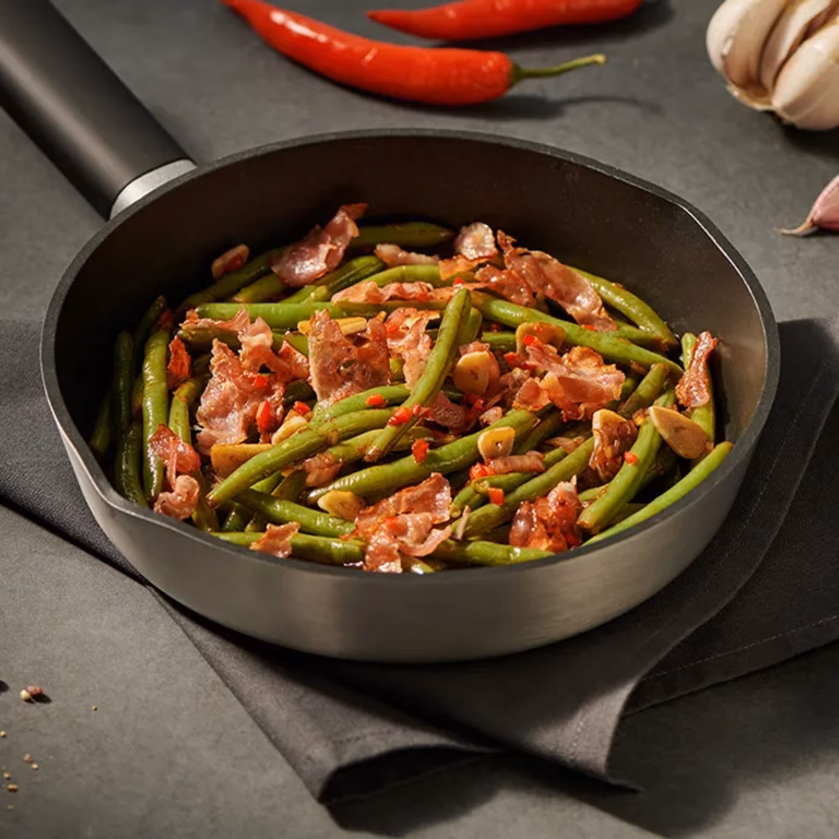 Chrupiąca fasolka szparagowa z chrupiącym boczkiem, chili, sojowym sosem i octem balsamicznym
