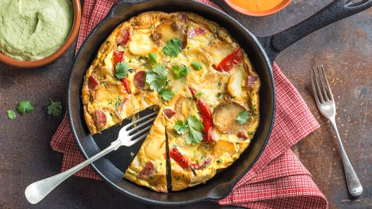Tortilla ziemniaczana z fuetem i sosami