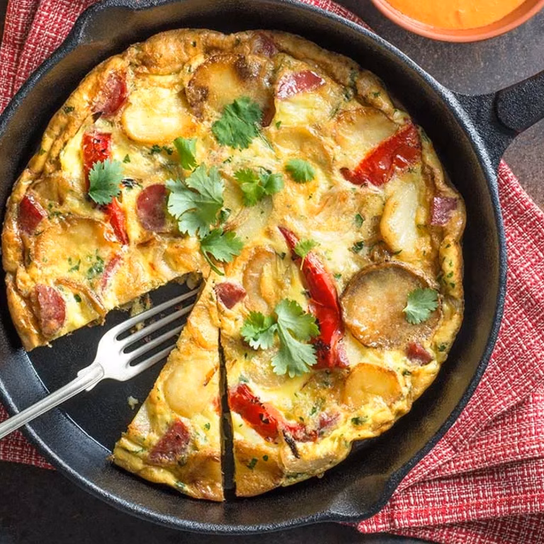 Tortilla ziemniaczana z fuetem i sosami