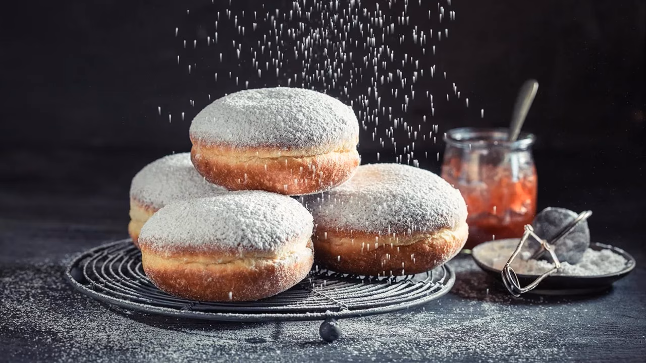 Domowe pączki z konfiturą różaną
