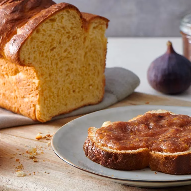 Chleb brioche z musem figowym